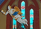 Schwebender Engel in der Kirche von Bad Sülze : Engel, Kirchenfenster, Kirche